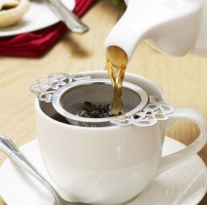 538398-brewing-tea-using-tea-strainer.jpg