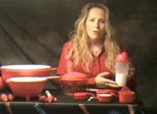 Tupperware's Quick Shake Container
