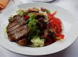 Großer Salatteller Mit Champignons Und Rumpsteak
