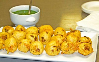 Aloo bonda with green chutney