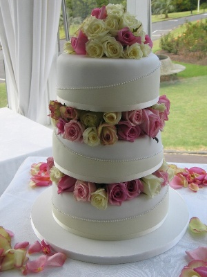 Vegetarian wedding cake can be delicious and extremely good to look at