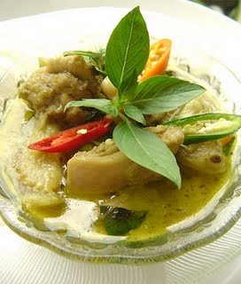 Eating-Kaeng-Khiao-Wan