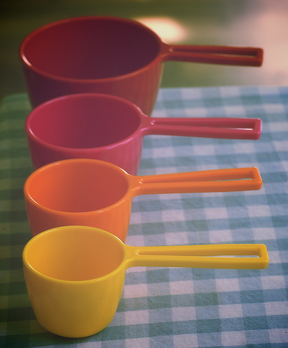 Plastic measuring cups can be used to measure dry ingredients. Plastic measuring cups can be used to measure dry ingredients.