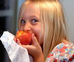 Rewarding children for good behavior with healthy food