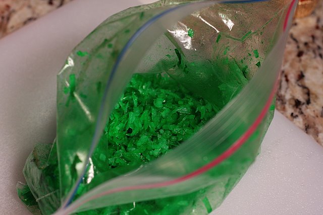 coloring-coconut-for-decorating-cakes