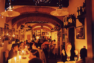 foto_la_giostra_sala_piena(1).jpg
