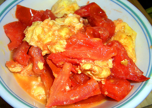 Fried eggs with tomatoes