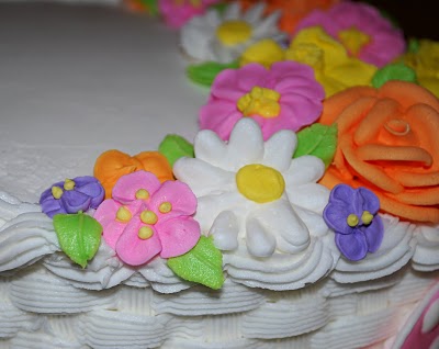 royal icing poppy flowers on a cake