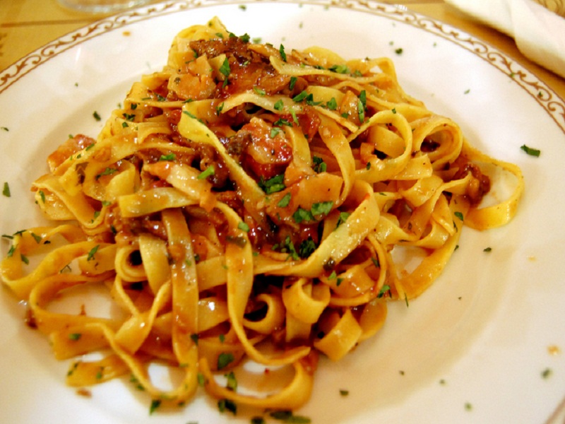 Linguine with Chicken, Mushrooms and Sun Dried Tomatoes Linguine with Chicken, Mushrooms and Sun Dried Tomatoes picture