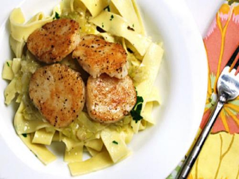 Scallops With Garlic And Crispy Crumbs Scallops With Garlic And Crispy Crumbs picture