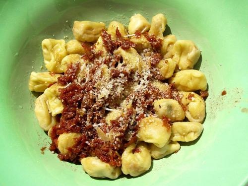 Spinach Tortellini With Tomato Basil Sauce Spinach Tortellini With Tomato Basil Sauce picture