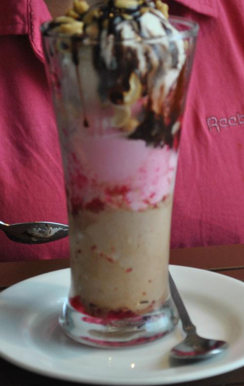 Strawberry-Cookie-Shell Sundaes Strawberry-Cookie-Shell Sundaes picture