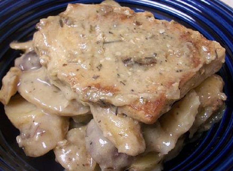 Swiss Steak with Sour Cream En Casserole Swiss Steak with Sour Cream En Casserole picture